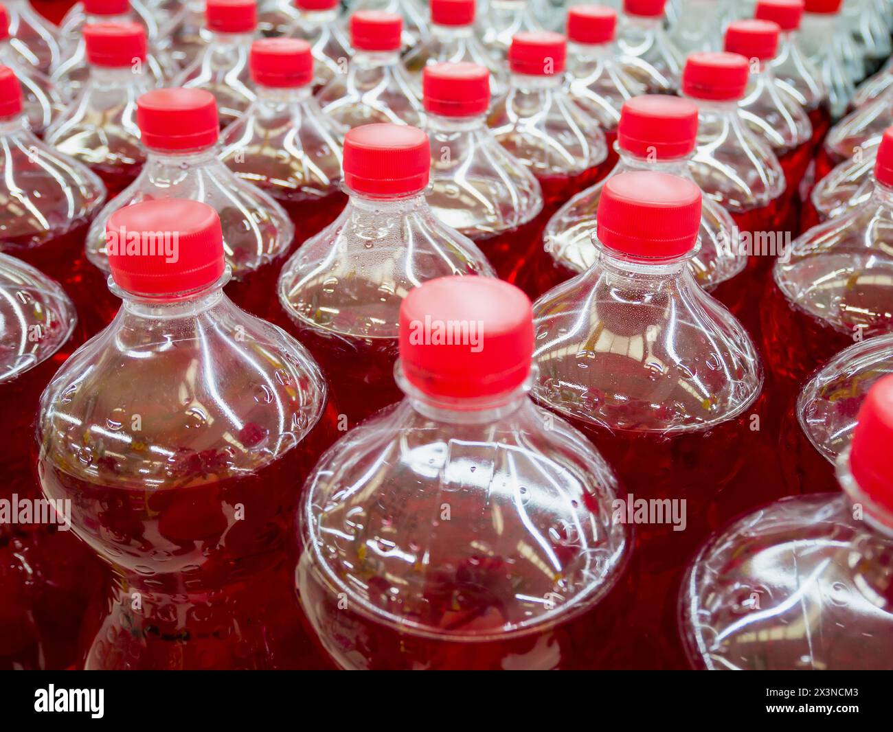 fila di bottiglie di bibite gassate Foto Stock