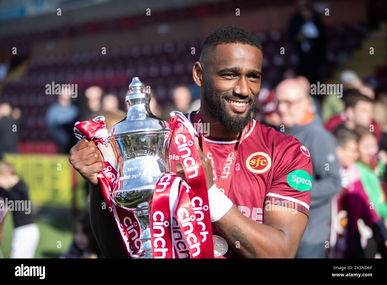 Ochilview Park, Falkirk, Regno Unito. 27 aprile 2024. NAT Wedderburn celebra la vittoria del titolo. Questa è la prima volta che lo Stenhousemuir FC ha vinto il campionato nei suoi 140 anni di storia. Crediti: Thomas Gorman/Alamy News Live. Foto Stock