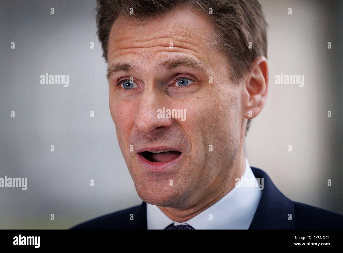 Londra, Regno Unito. 28 aprile 2024. Chris Philp, Ministro aggiunto presso l'Ufficio interno e Ministro aggiunto per la criminalità, la polizia e il fuoco alla BBC per domenica con Laura Kuenssberg. Crediti: Mark Thomas/Alamy Live News Foto Stock