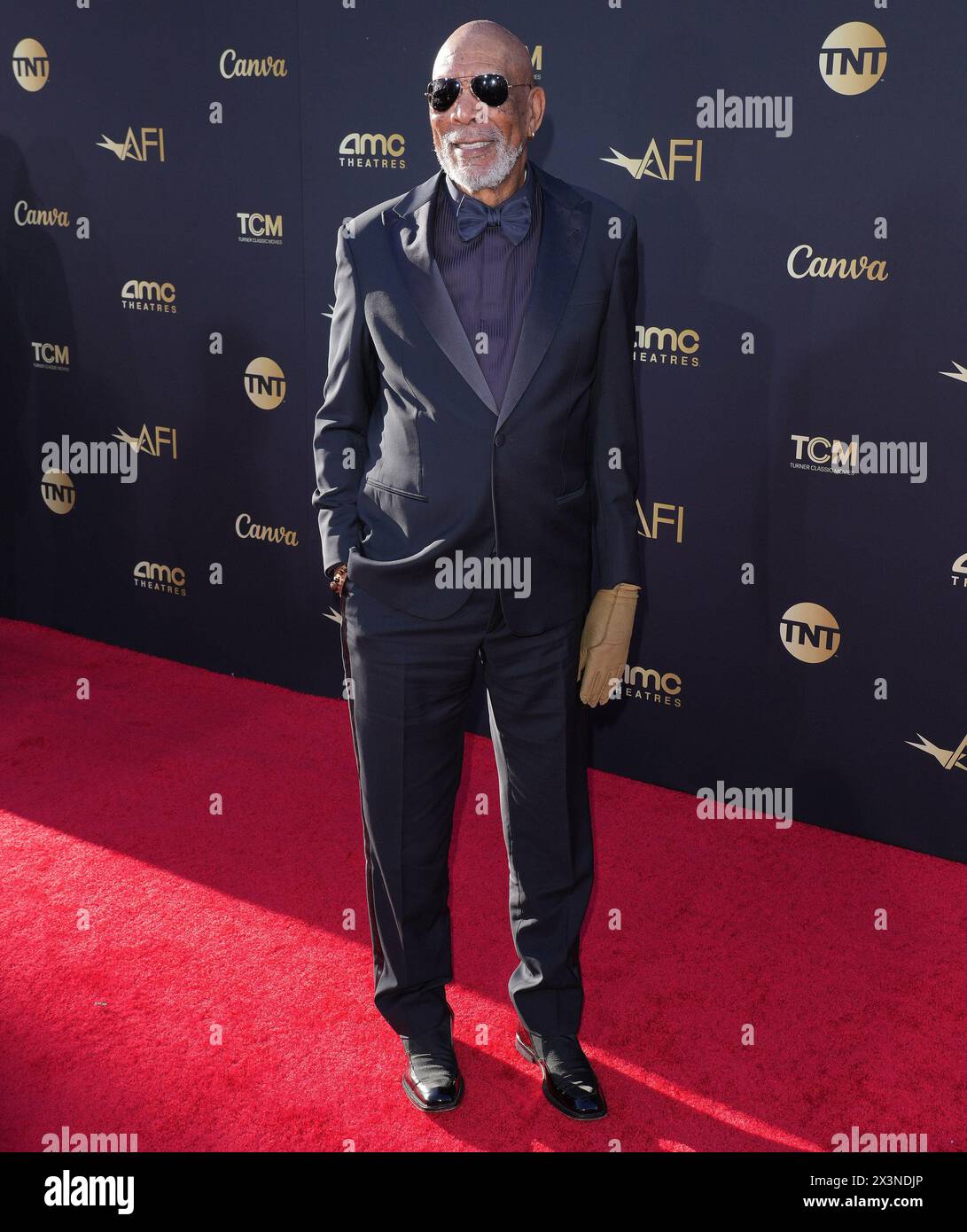 Los Angeles, Stati Uniti. 27 aprile 2024. Morgan Freeman arriva al 49° AFI Life Achievement Award Tribute Gala a Nicole Kidman, tenutosi al Dolby Theatre di Hollywood, CA, sabato 27 aprile 2024. (Foto di Sthanlee B. Mirador/Sipa USA) credito: SIPA USA/Alamy Live News Foto Stock