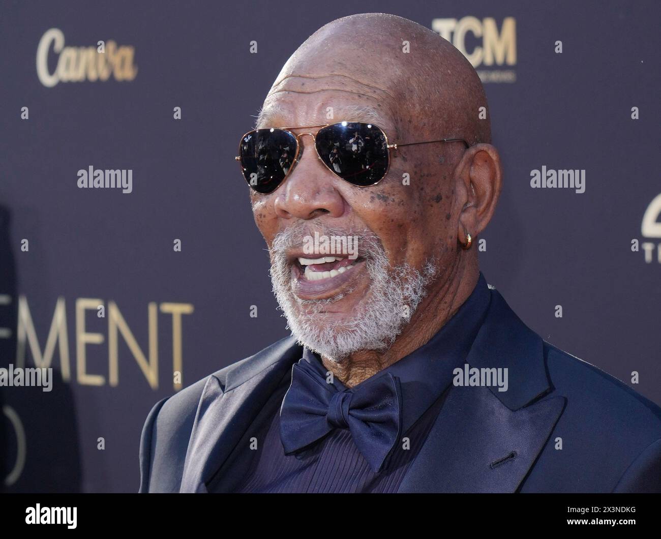 Los Angeles, Stati Uniti. 27 aprile 2024. Morgan Freeman arriva al 49° AFI Life Achievement Award Tribute Gala a Nicole Kidman, tenutosi al Dolby Theatre di Hollywood, CA, sabato 27 aprile 2024. (Foto di Sthanlee B. Mirador/Sipa USA) credito: SIPA USA/Alamy Live News Foto Stock