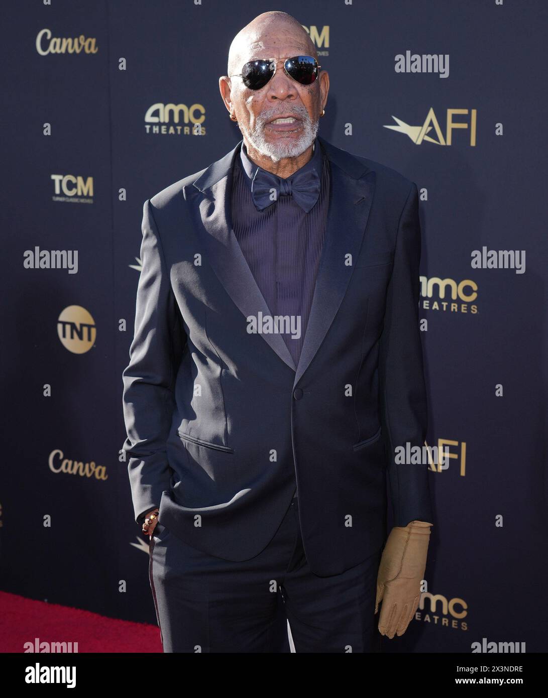 Los Angeles, Stati Uniti. 27 aprile 2024. Morgan Freeman arriva al 49° AFI Life Achievement Award Tribute Gala a Nicole Kidman, tenutosi al Dolby Theatre di Hollywood, CA, sabato 27 aprile 2024. (Foto di Sthanlee B. Mirador/Sipa USA) credito: SIPA USA/Alamy Live News Foto Stock