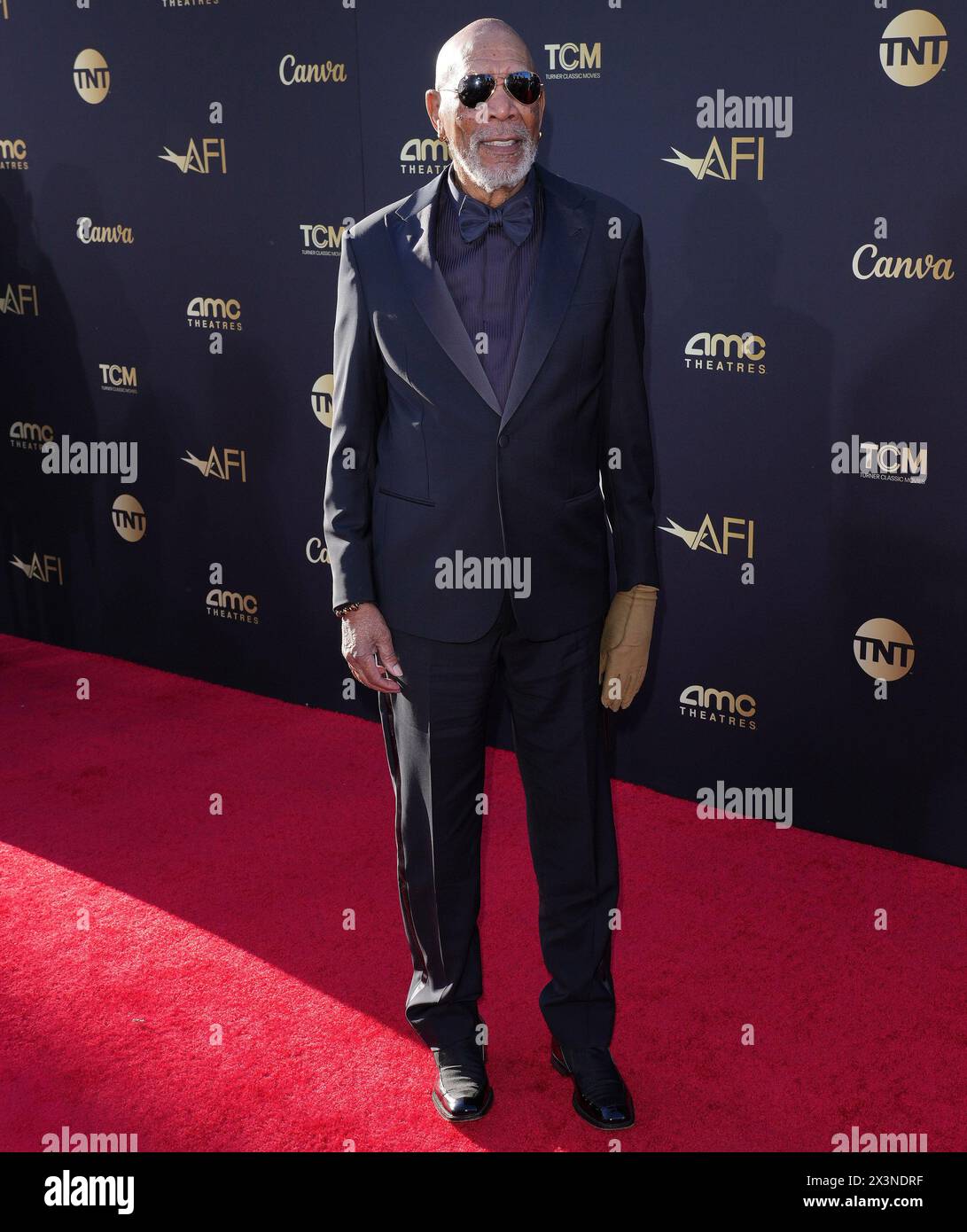 Los Angeles, Stati Uniti. 27 aprile 2024. Morgan Freeman arriva al 49° AFI Life Achievement Award Tribute Gala a Nicole Kidman, tenutosi al Dolby Theatre di Hollywood, CA, sabato 27 aprile 2024. (Foto di Sthanlee B. Mirador/Sipa USA) credito: SIPA USA/Alamy Live News Foto Stock