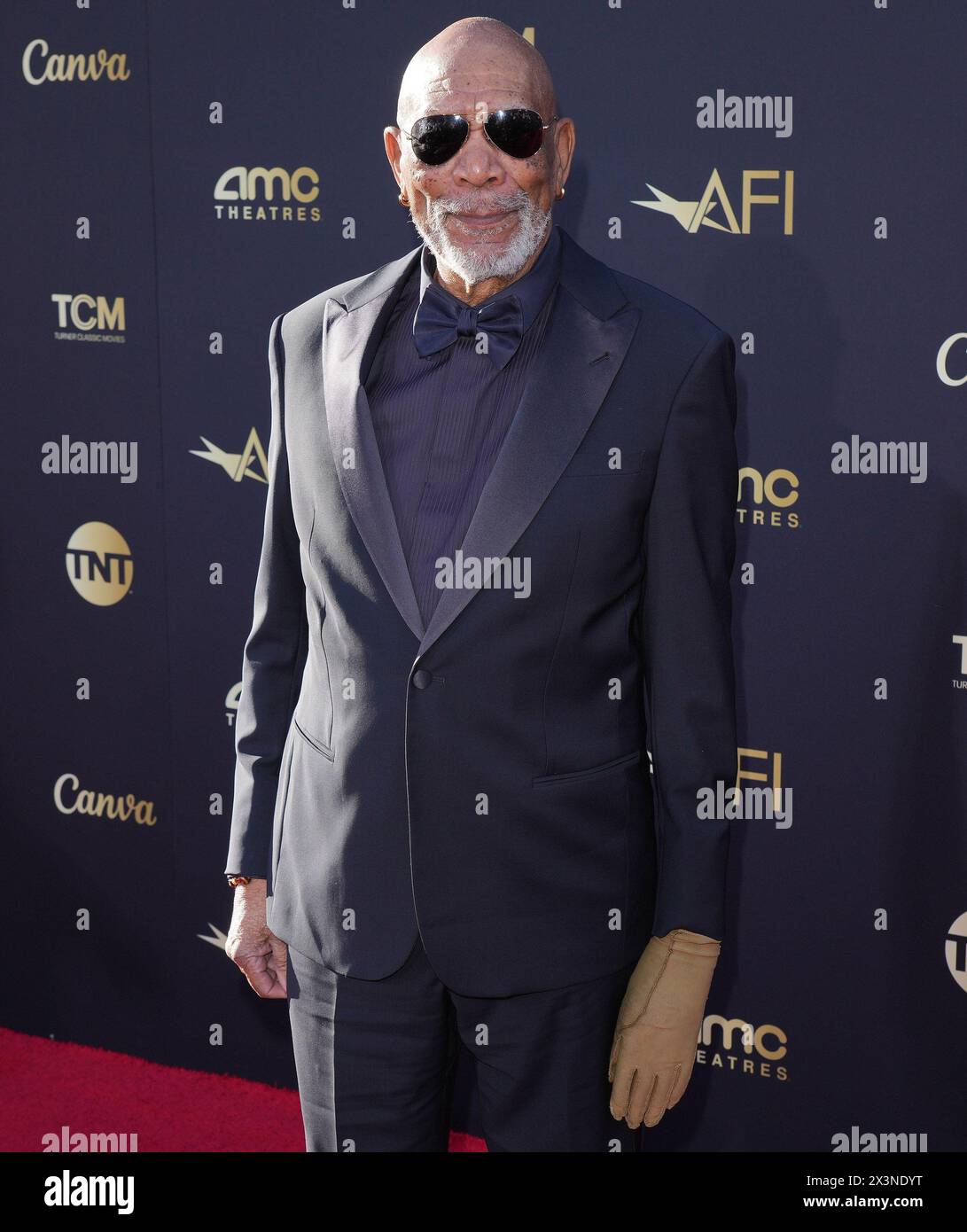 Los Angeles, Stati Uniti. 27 aprile 2024. Morgan Freeman arriva al 49° AFI Life Achievement Award Tribute Gala a Nicole Kidman, tenutosi al Dolby Theatre di Hollywood, CA, sabato 27 aprile 2024. (Foto di Sthanlee B. Mirador/Sipa USA) credito: SIPA USA/Alamy Live News Foto Stock