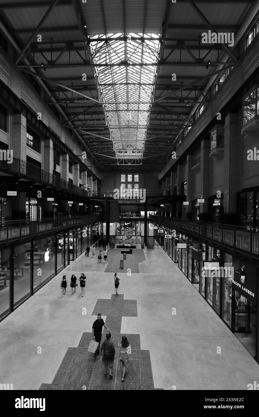 L'Interior turbine Hall della centrale elettrica di Battersea, Battersea, Londra, Inghilterra Foto Stock