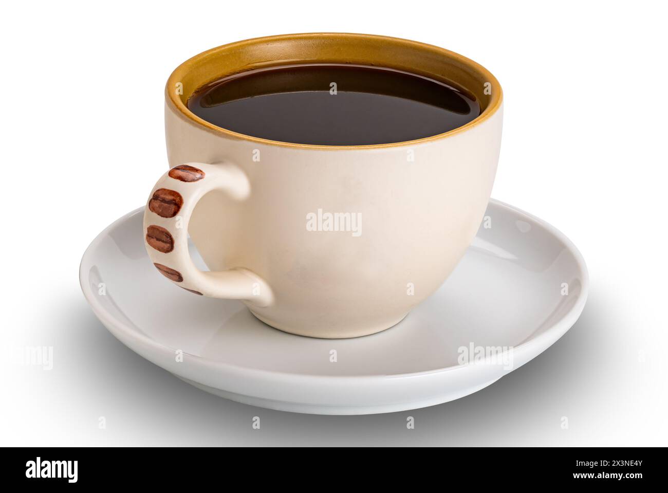Caffè nero in tazza in ceramica marrone su piattino in ceramica bianco isolato su sfondo bianco con percorso di ritaglio. Foto Stock