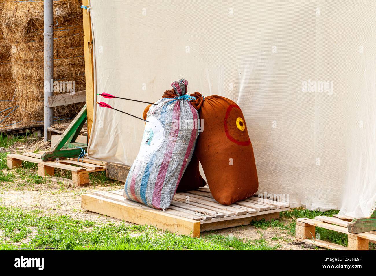 Vecchia borsa usata come bersaglio Foto Stock