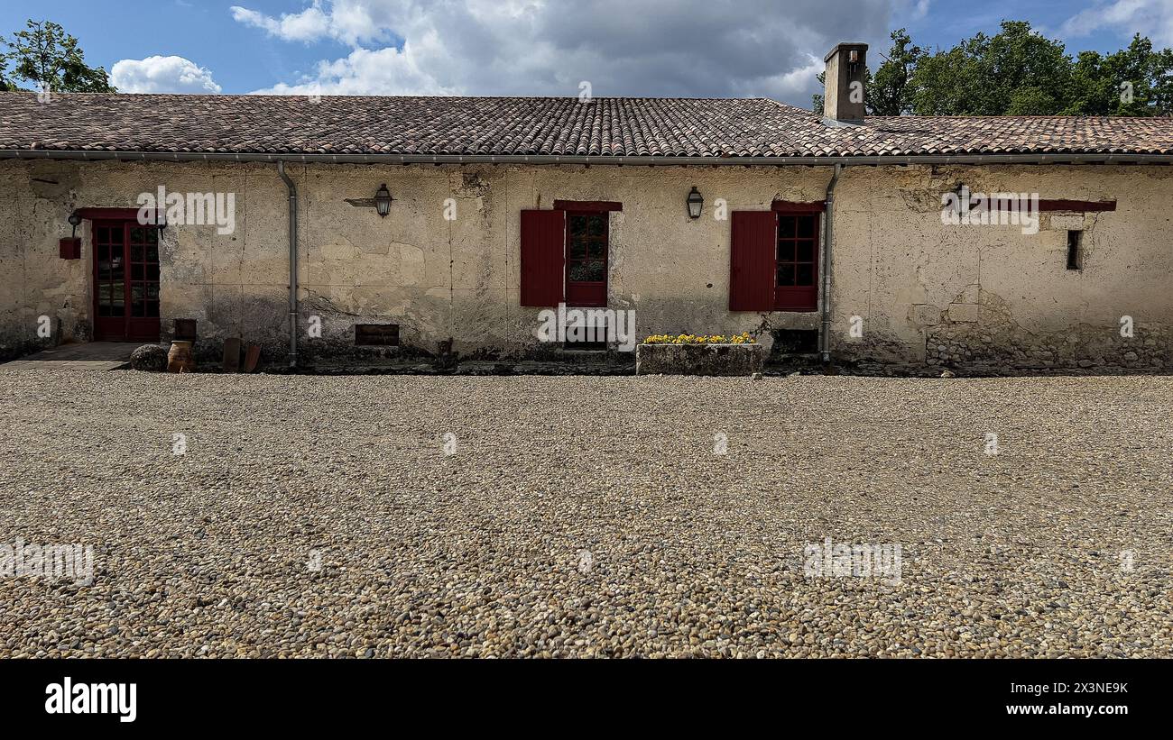 Una foto grandangolare dell'esterno di una sala di degustazione di vini di un vigneto nella regione del Medoc di Bordeaux. Foto Stock