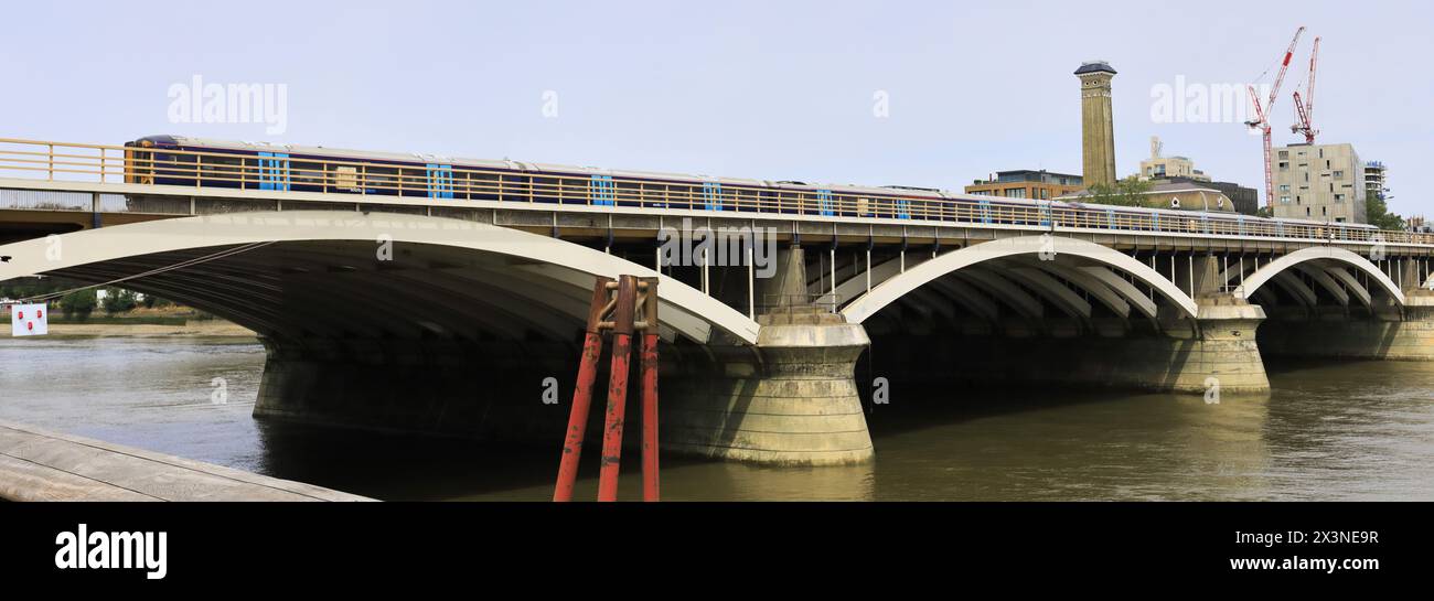 Treni sud-orientali sul Grosvenor Bridge, la centrale elettrica di Battersea, Battersea, Londra, Inghilterra Foto Stock