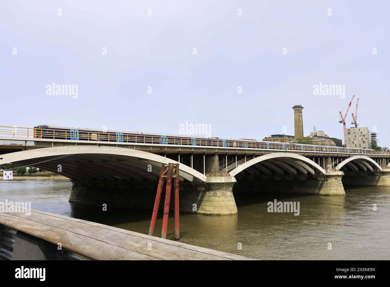 Treni sud-orientali sul Grosvenor Bridge, la centrale elettrica di Battersea, Battersea, Londra, Inghilterra Foto Stock