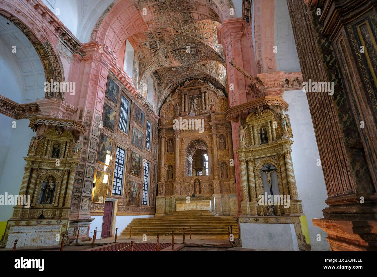 Old Goa, India - 2 febbraio 2024: Interno della Chiesa di San Francesco d'Assisi costruita nel 1661 dai portoghesi nella Vecchia Goa, India. Foto Stock