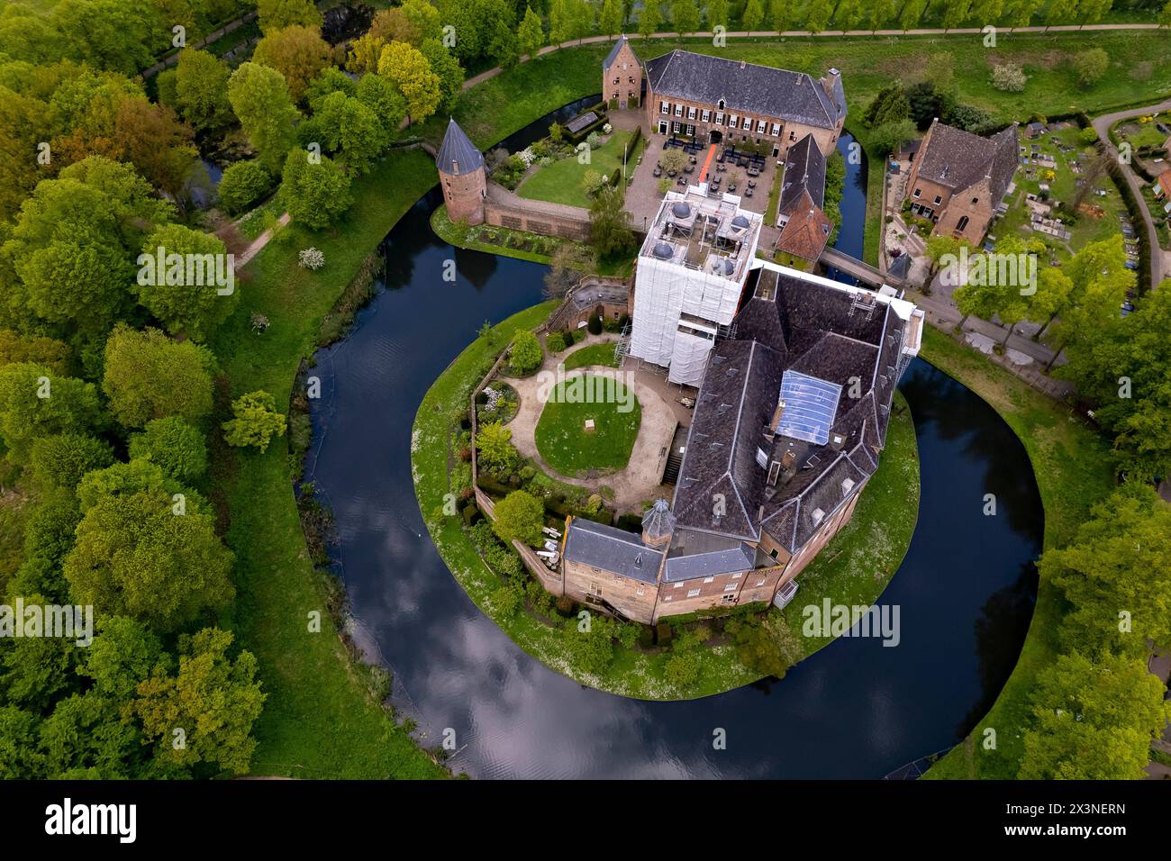 Aerea del castello di Huis Berg nella provincia olandese di Gheldria vista dall'alto. Edificio medievale in mattoni Foto Stock