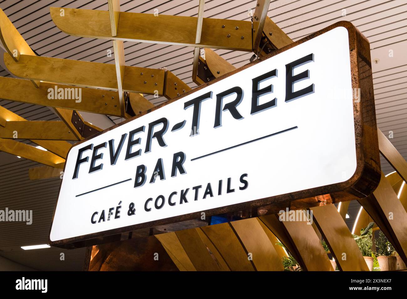 Il caffè e bar a cocktail Fever-Tree Bar nell'area dei partenze dell'aeroporto di Edimburgo, Edimburgo, Scozia, Regno Unito Foto Stock