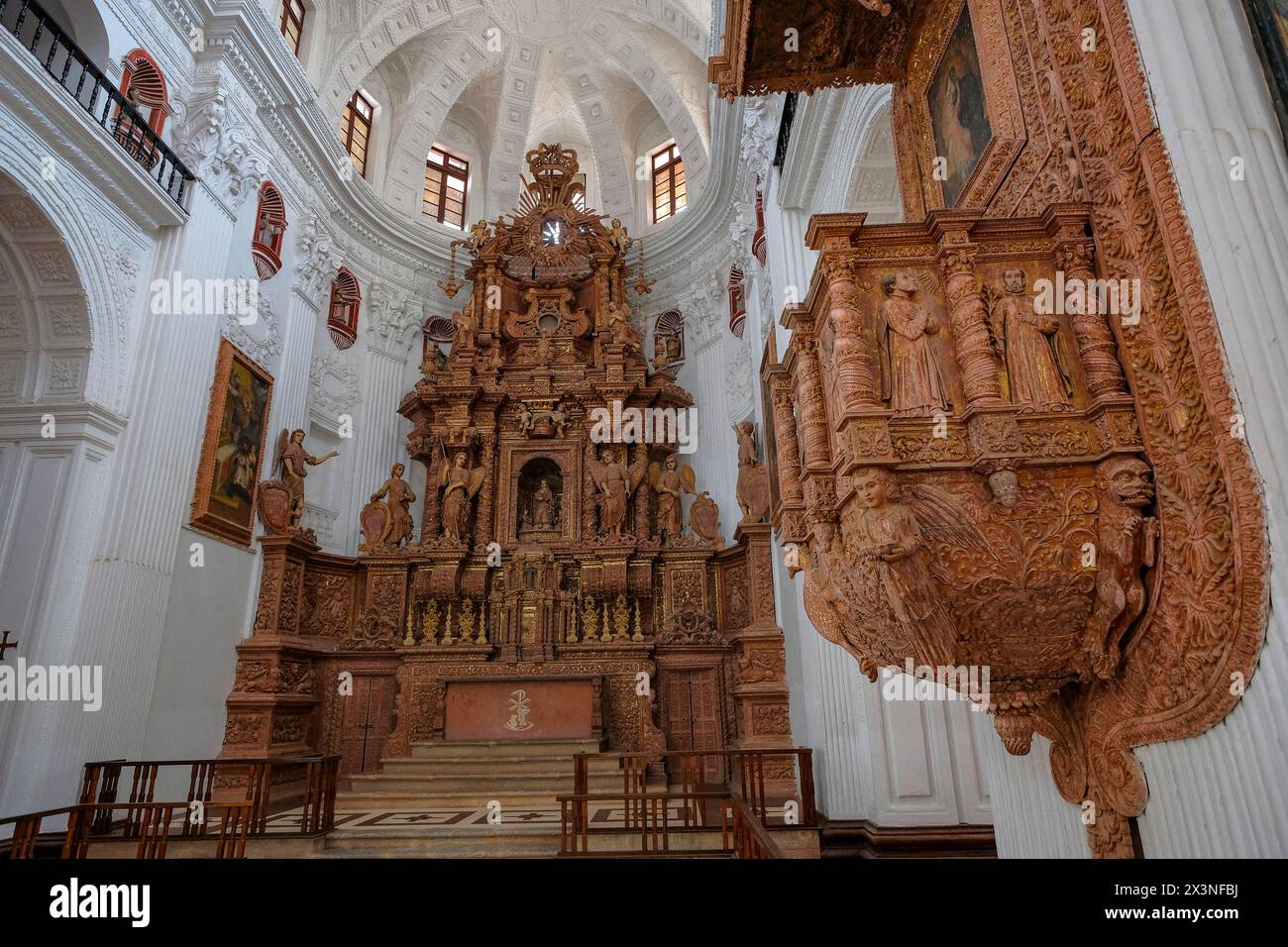 Old Goa, India - 2 febbraio 2024: Interno della Chiesa di San Cajetan, conosciuta come la Chiesa della Divina Provvidenza nella Vecchia Goa, India. Foto Stock