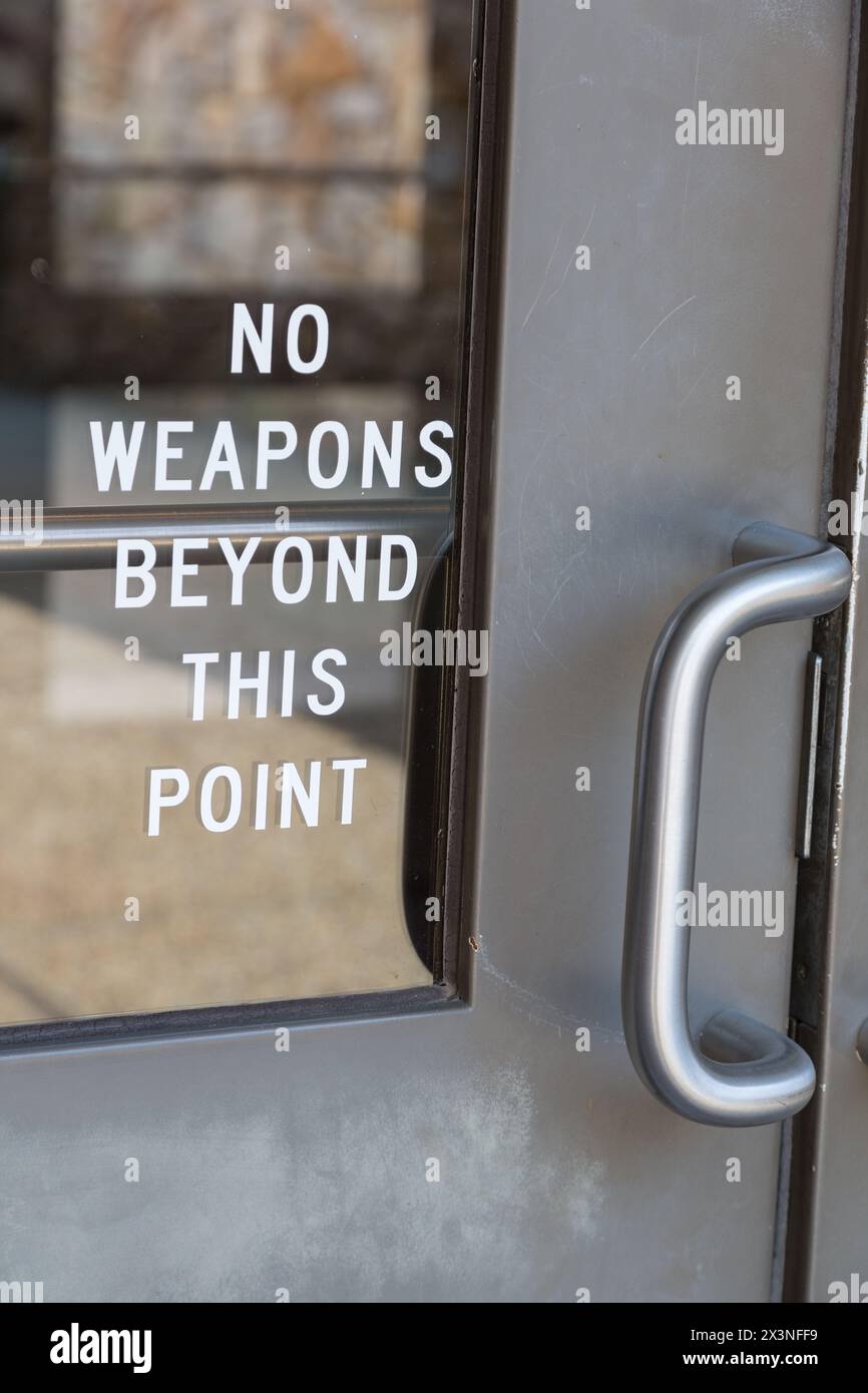 Il controllo dell'arma. 'No armi al di là di questo punto.' Entrata alla banchina di riposo negli Stati Uniti. La Interstate 59, Alabama, Stati Uniti d'America, 2014. Foto Stock