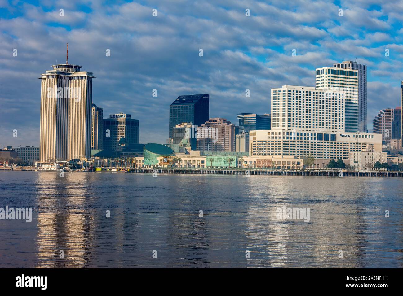 Quartiere francese, New Orleans, Louisiana. Worlf Trade Center, skyline della città, fiume Mississippi. Foto Stock