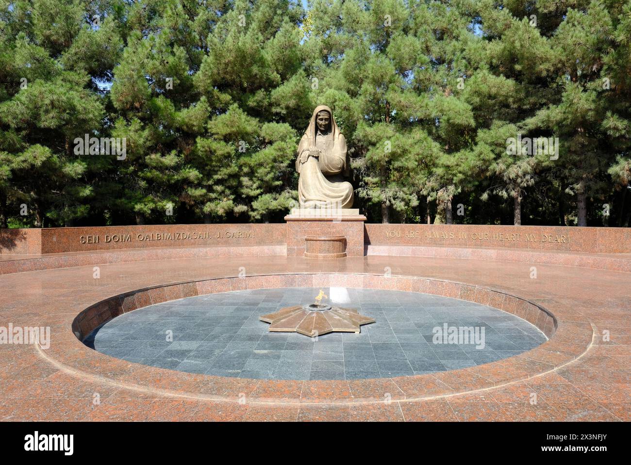 Samarcanda Uzbekistan - monumento alla madre piangente un memoriale ai soldati caduti dall'Uzbekistan che morirono combattendo per l'Armata Rossa sovietica durante la seconda guerra mondiale Foto Stock
