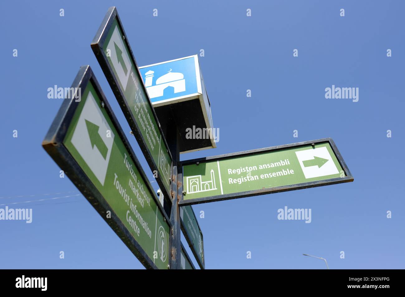 Samarcanda Uzbekistan - cartello con le indicazioni per la piazza Registan Foto Stock
