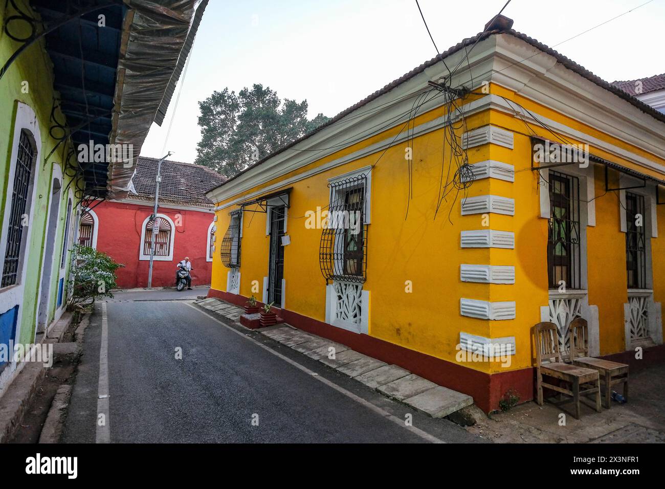 Panaji, India - 2 febbraio 2024: Vista di una strada a Panaji con case colorate. Goa, India. Foto Stock