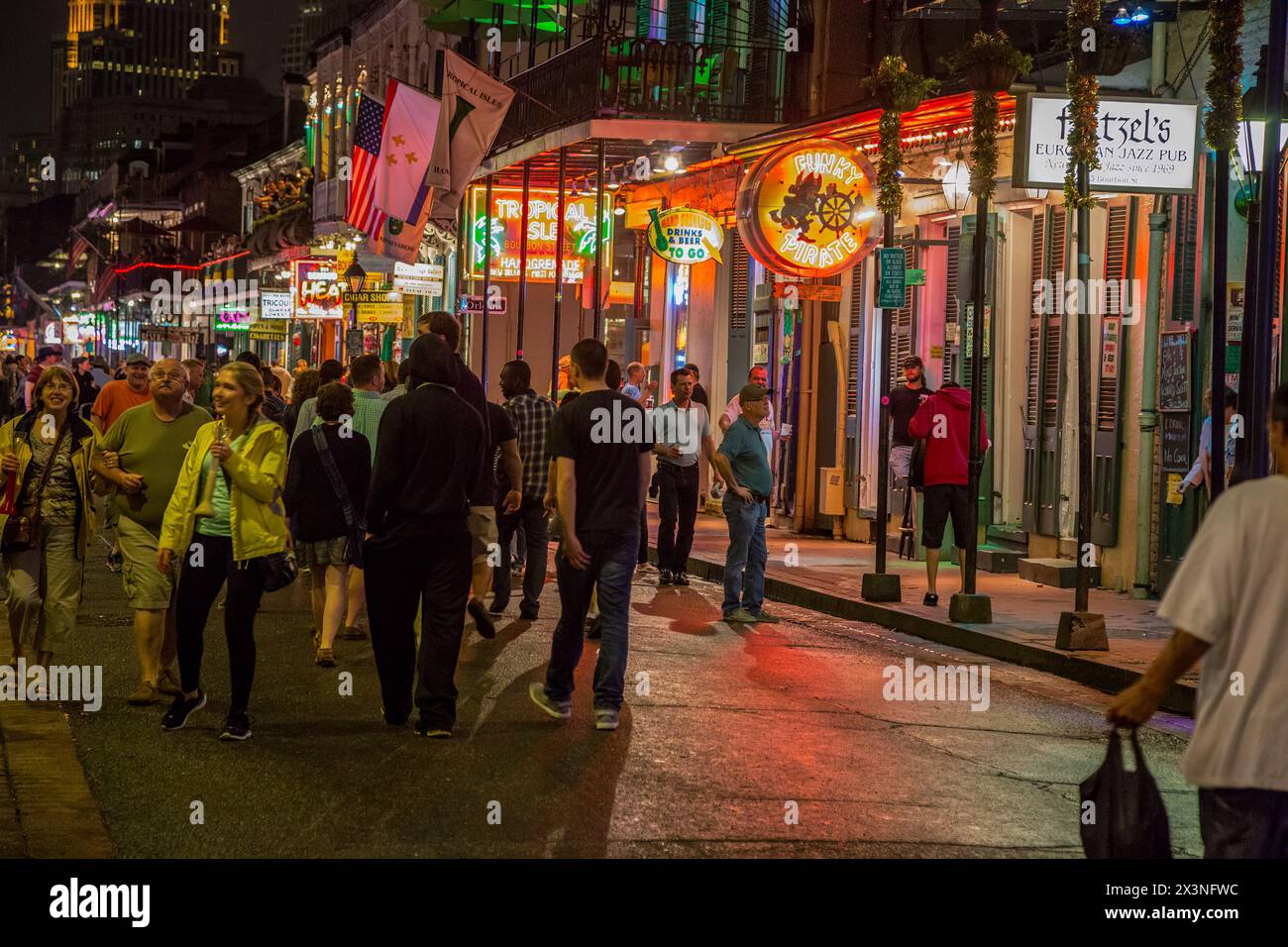 Quartiere Francese, New Orleans, in Louisiana. Bourbon Street di notte. Foto Stock