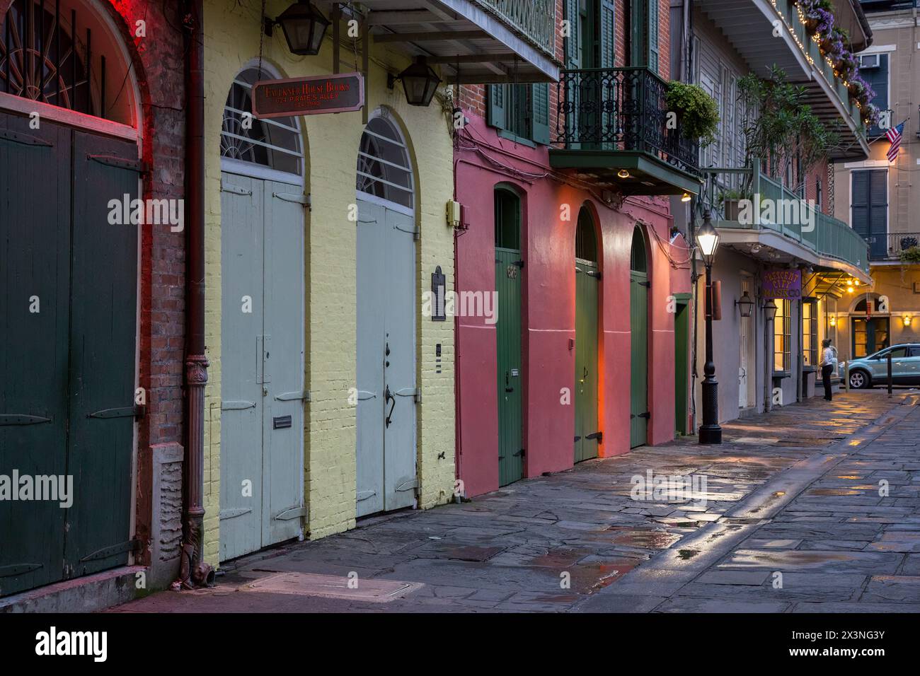 Quartiere Francese, New Orleans, in Louisiana. Pirate's Alley. William Faulkner casa in mattoni gialli attorno al grigio-verde porta. Foto Stock