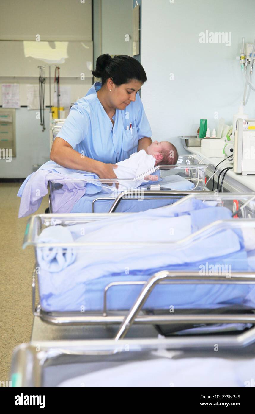 L'infermiera cura neonatale, unità di cura intensiva, Donostia Ospedale San Sebastian, Donostia, Gipuzkoa, Paesi Baschi Foto Stock