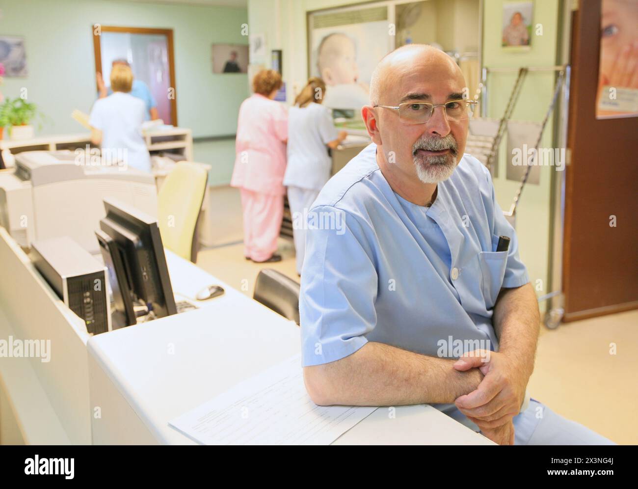 Infermiera, maternità, ospedale Donostia, San Sebastian, Donostia, Gipuzkoa, Paesi Baschi, Spagna Foto Stock