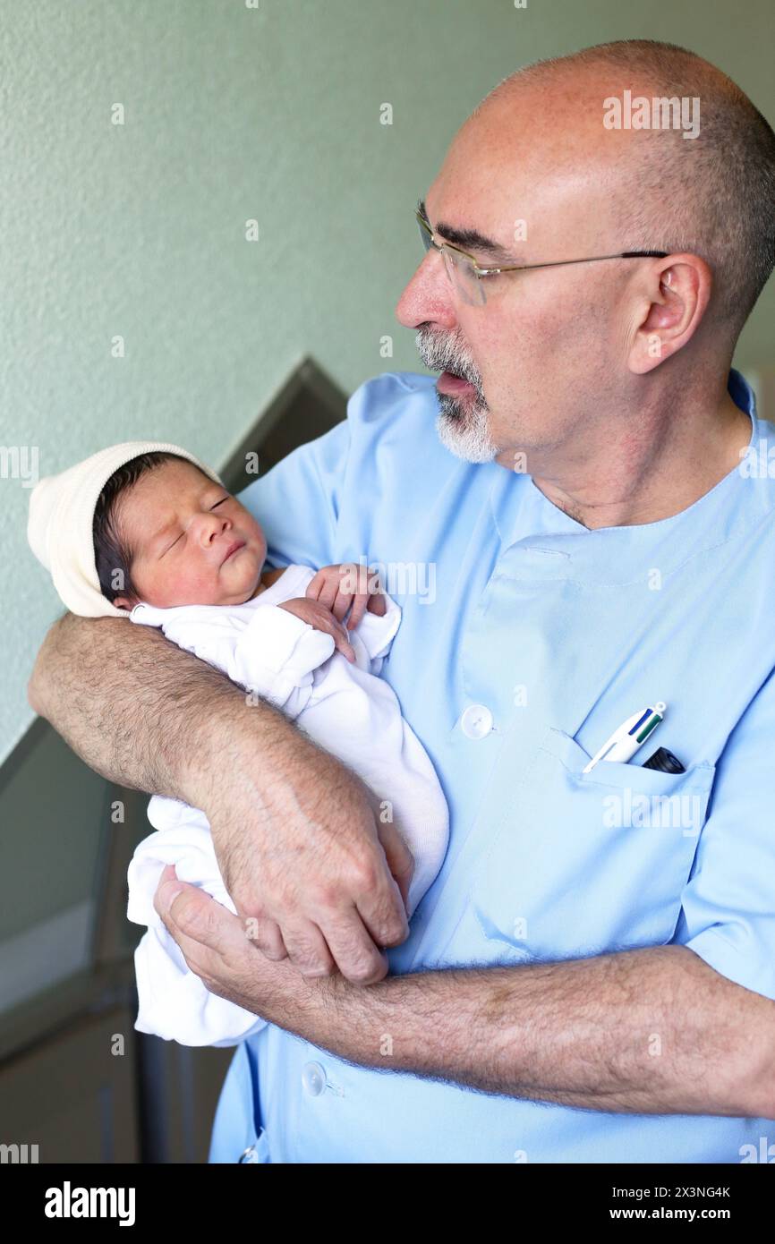 Il neonato, infermiere, maternità, Donostia Ospedale San Sebastian, Donostia, Gipuzkoa, Paesi Baschi Foto Stock