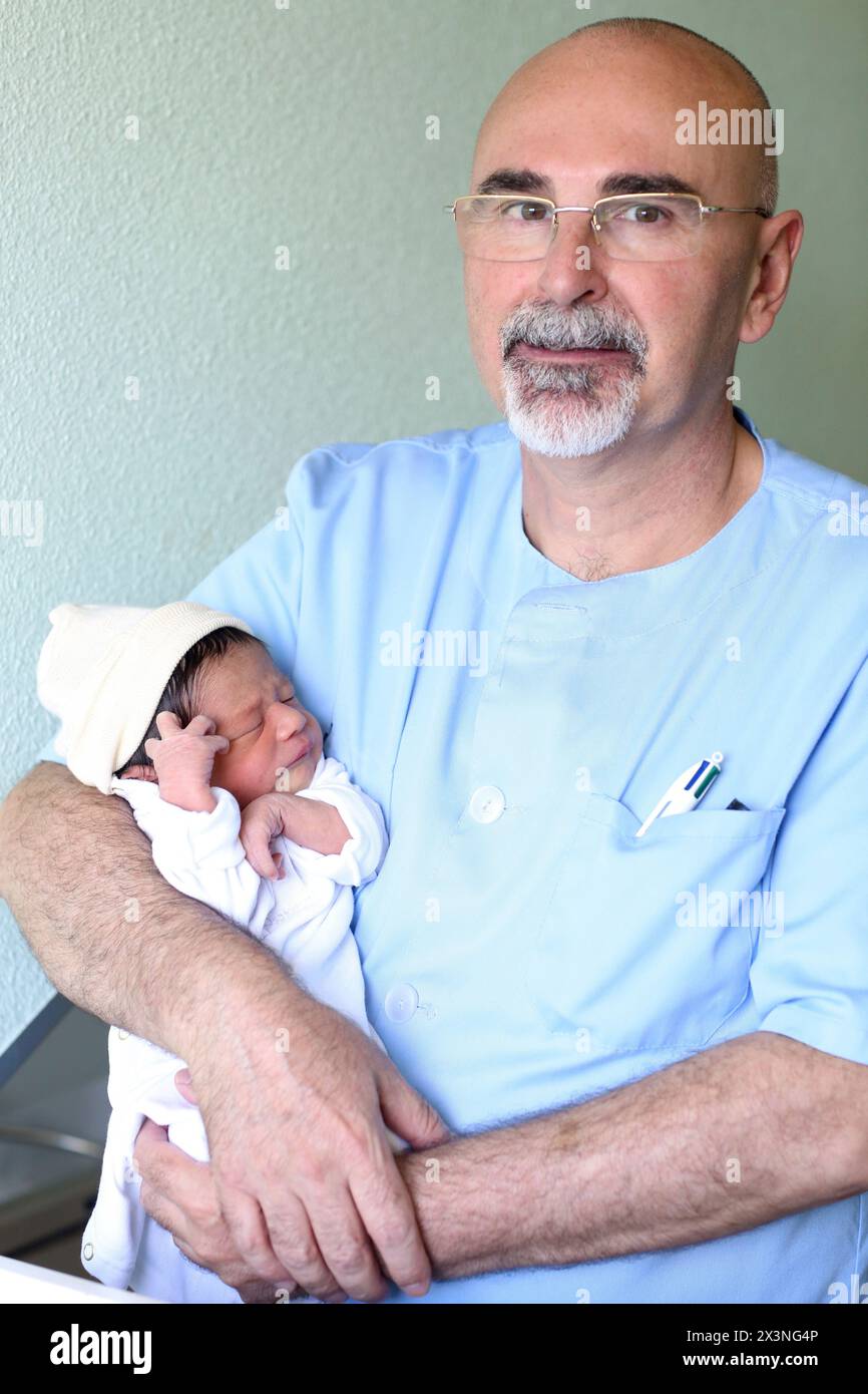 Il neonato, infermiere, maternità, Donostia Ospedale San Sebastian, Donostia, Gipuzkoa, Paesi Baschi Foto Stock