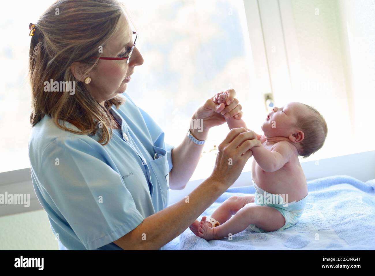 Neonato, dell'assistenza infermieristica, maternità, Donostia Ospedale San Sebastian, Donostia, Gipuzkoa, Paesi Baschi Foto Stock