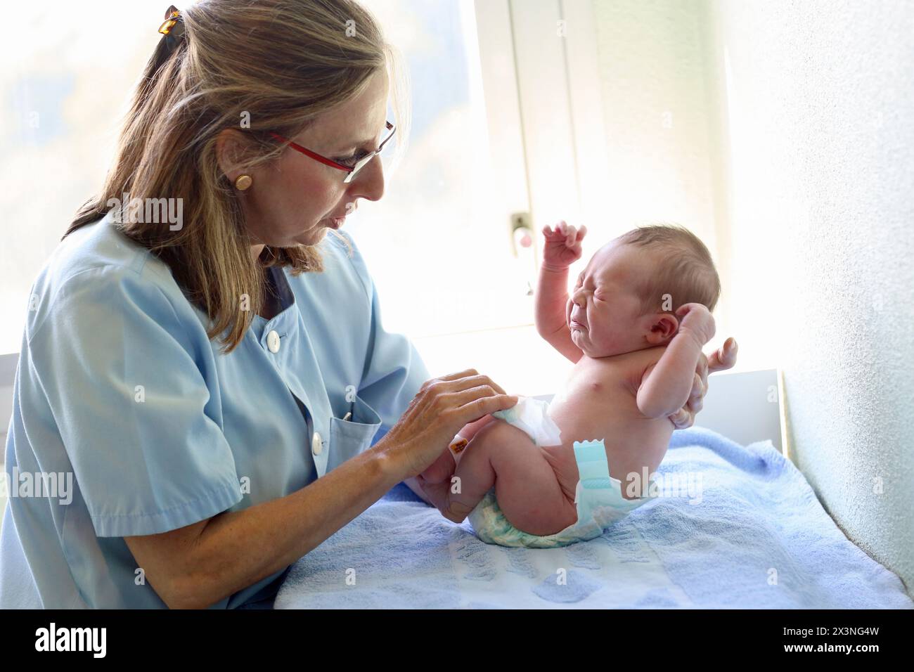 Neonato, dell'assistenza infermieristica, maternità, Donostia Ospedale San Sebastian, Donostia, Gipuzkoa, Paesi Baschi Foto Stock