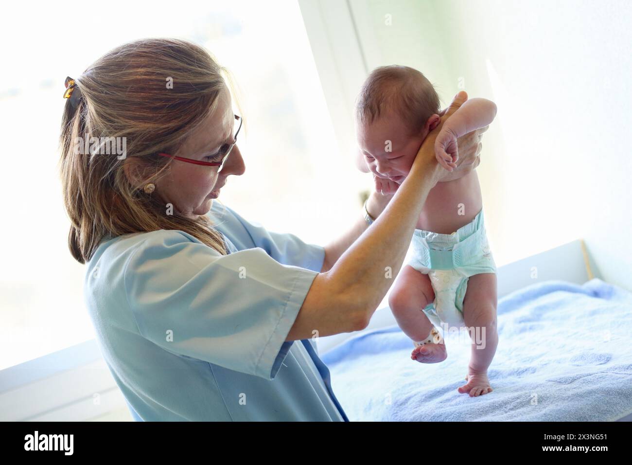 Neonato, dell'assistenza infermieristica, maternità, Donostia Ospedale San Sebastian, Donostia, Gipuzkoa, Paesi Baschi Foto Stock