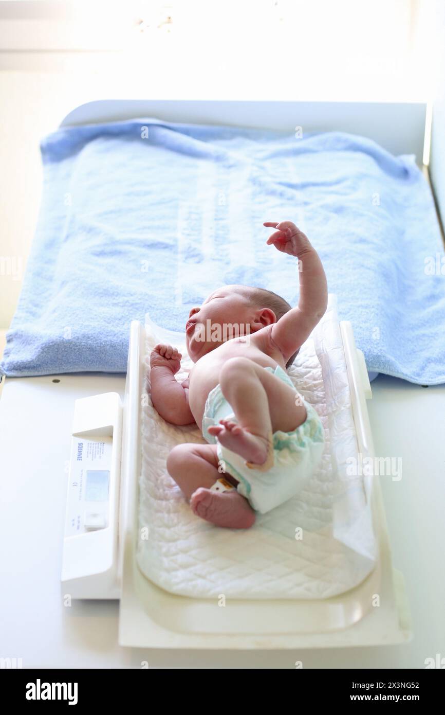 Neonato, dell'assistenza infermieristica, maternità, Donostia Ospedale San Sebastian, Donostia, Gipuzkoa, Paesi Baschi Foto Stock