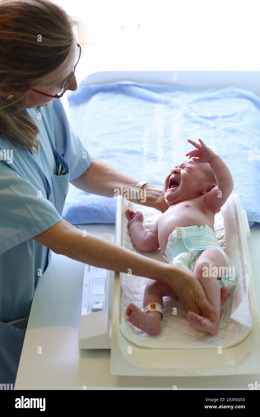 Neonato, dell'assistenza infermieristica, maternità, Donostia Ospedale San Sebastian, Donostia, Gipuzkoa, Paesi Baschi Foto Stock