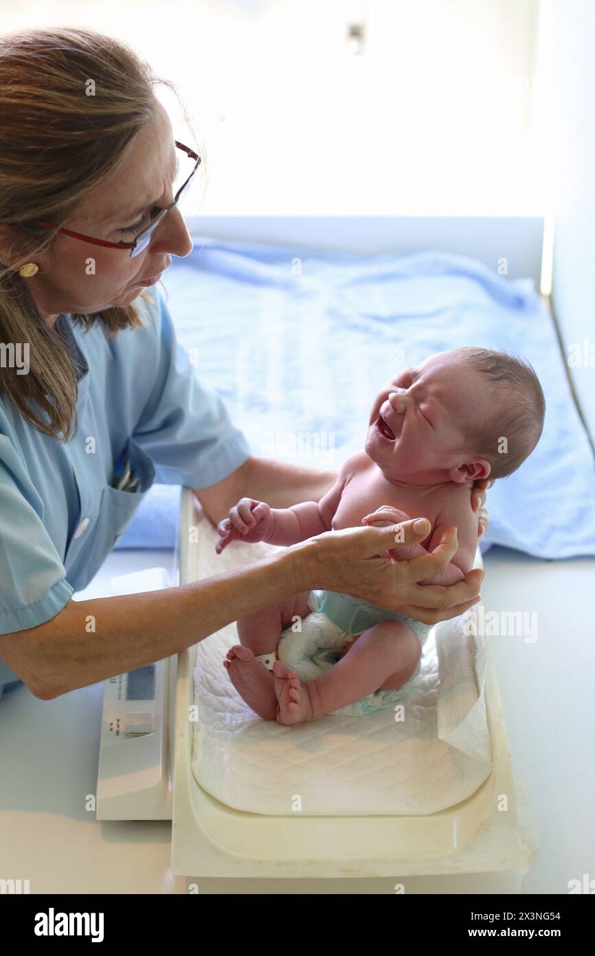 Neonato, dell'assistenza infermieristica, maternità, Donostia Ospedale San Sebastian, Donostia, Gipuzkoa, Paesi Baschi Foto Stock