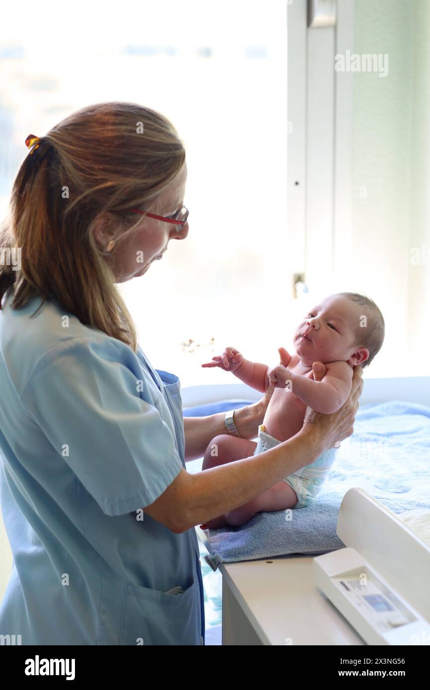 Neonato, dell'assistenza infermieristica, maternità, Donostia Ospedale San Sebastian, Donostia, Gipuzkoa, Paesi Baschi Foto Stock