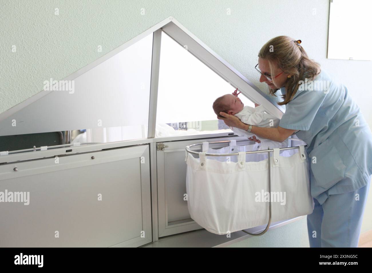Neonato, dell'assistenza infermieristica, maternità, Donostia Ospedale San Sebastian, Donostia, Gipuzkoa, Paesi Baschi Foto Stock
