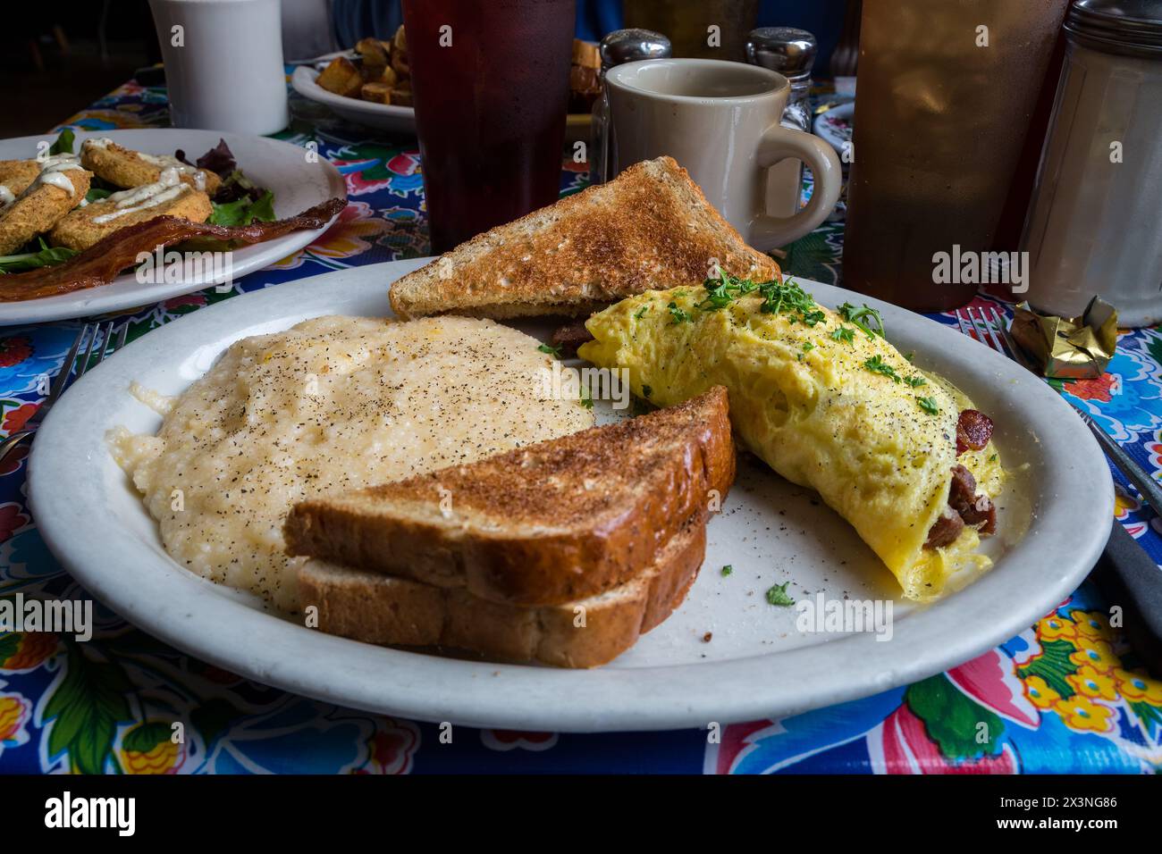 New Orleans, in Louisiana. La pancetta e salsiccia frittata, toast e graniglie, colazione a Elizabeth's Restaurant, Bywater distretto. Foto Stock