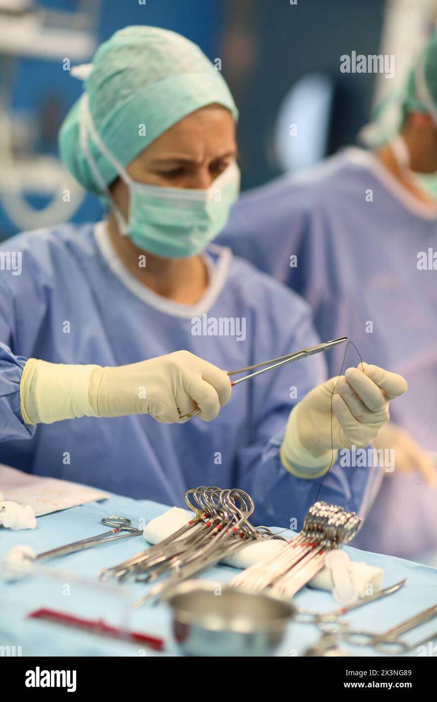 Ernia addominale Chirurgia, chirurgo, Chirurgia di emergenza generale, sala operatoria, ospedale Donostia, San Sebastian, Donostia, Gipuzkoa, Paesi Baschi, Foto Stock