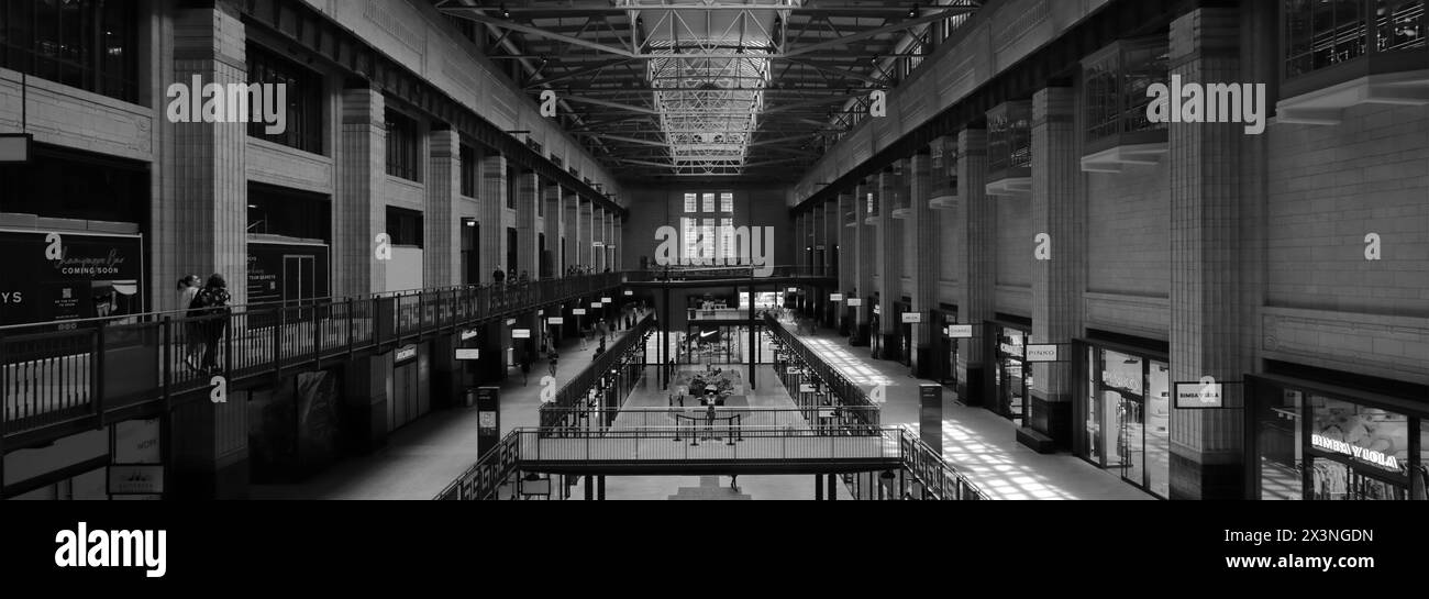 L'Interior turbine Hall della centrale elettrica di Battersea, Battersea, Londra, Inghilterra Foto Stock