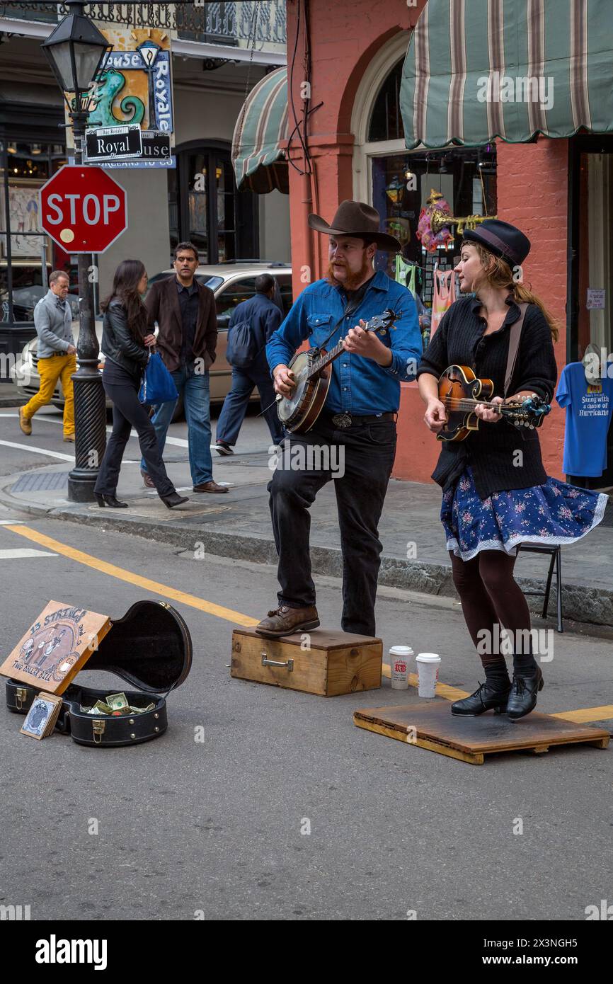 Quartiere francese, New Orleans, Louisiana. Artisti di strada, Royal Street. Toccare Dancer and Banjo Player (ballerino e giocatore banjo). "13 corde e una banconota da due dollari." Foto Stock