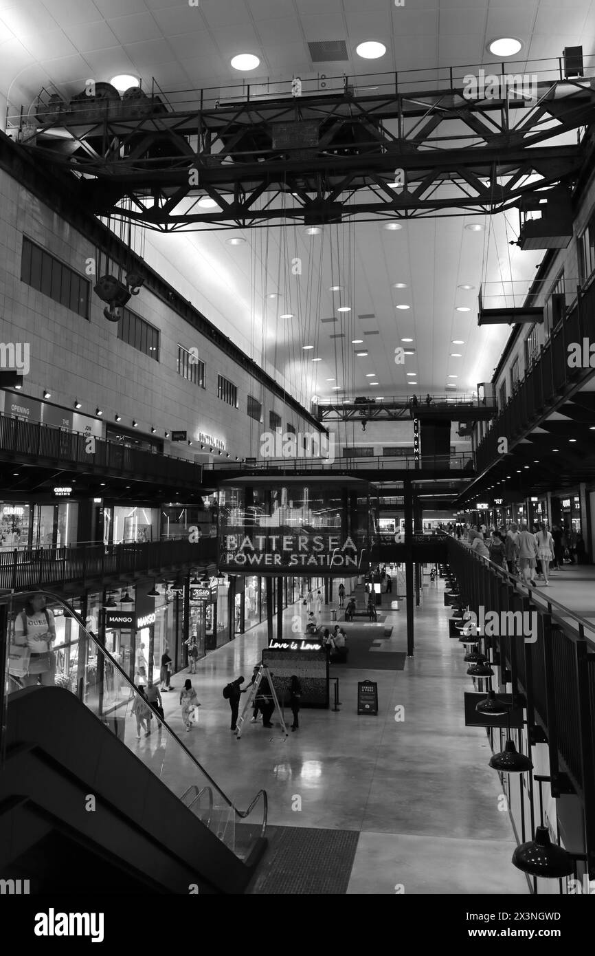 L'Interior turbine Hall della centrale elettrica di Battersea, Battersea, Londra, Inghilterra Foto Stock