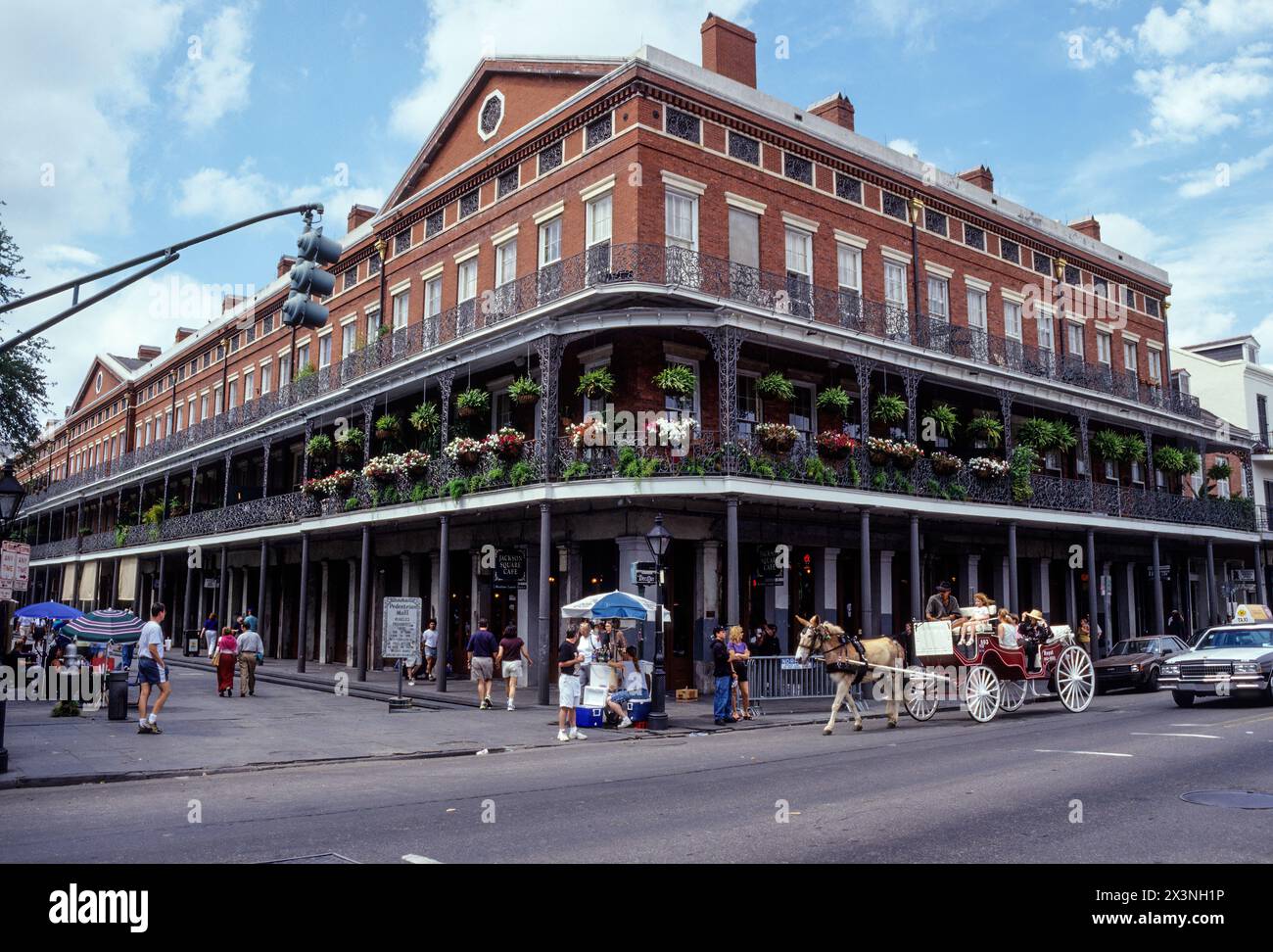 New Orleans, in Louisiana. Quartiere Francese. Basso edificio Pontalba, costruito 1851. St. Ann e strade di Chartres. Foto Stock