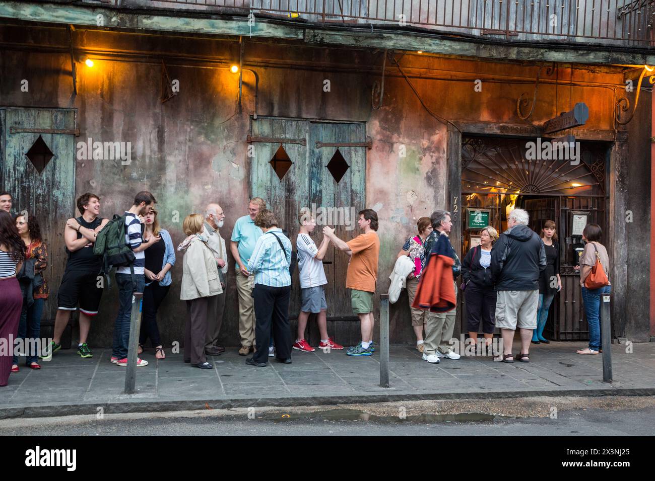 Quartiere Francese, New Orleans, in Louisiana. Le persone schierate per un concerto presso la sala di conservazione. Foto Stock