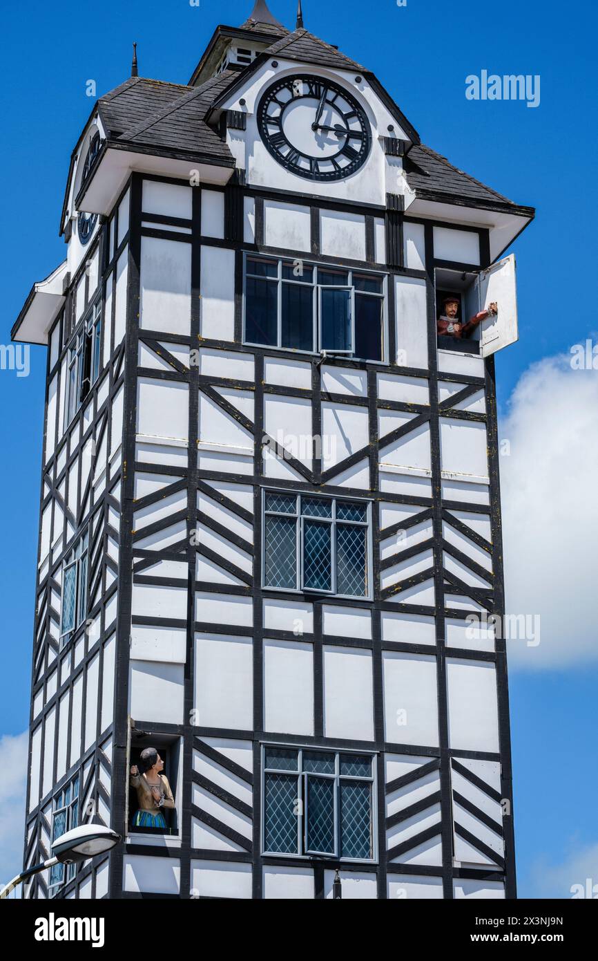 Figure in legno di Romeo e Giulietta si esibiscono presso la Torre dell'Orologio di Glockenspiel, Stratford, North Island, Nuova Zelanda Foto Stock