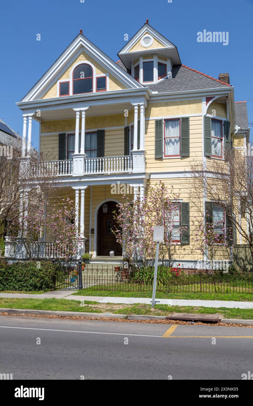 New Orleans, Louisiana. Casa a tre piani con tetto in legno nel Garden District. Foto Stock