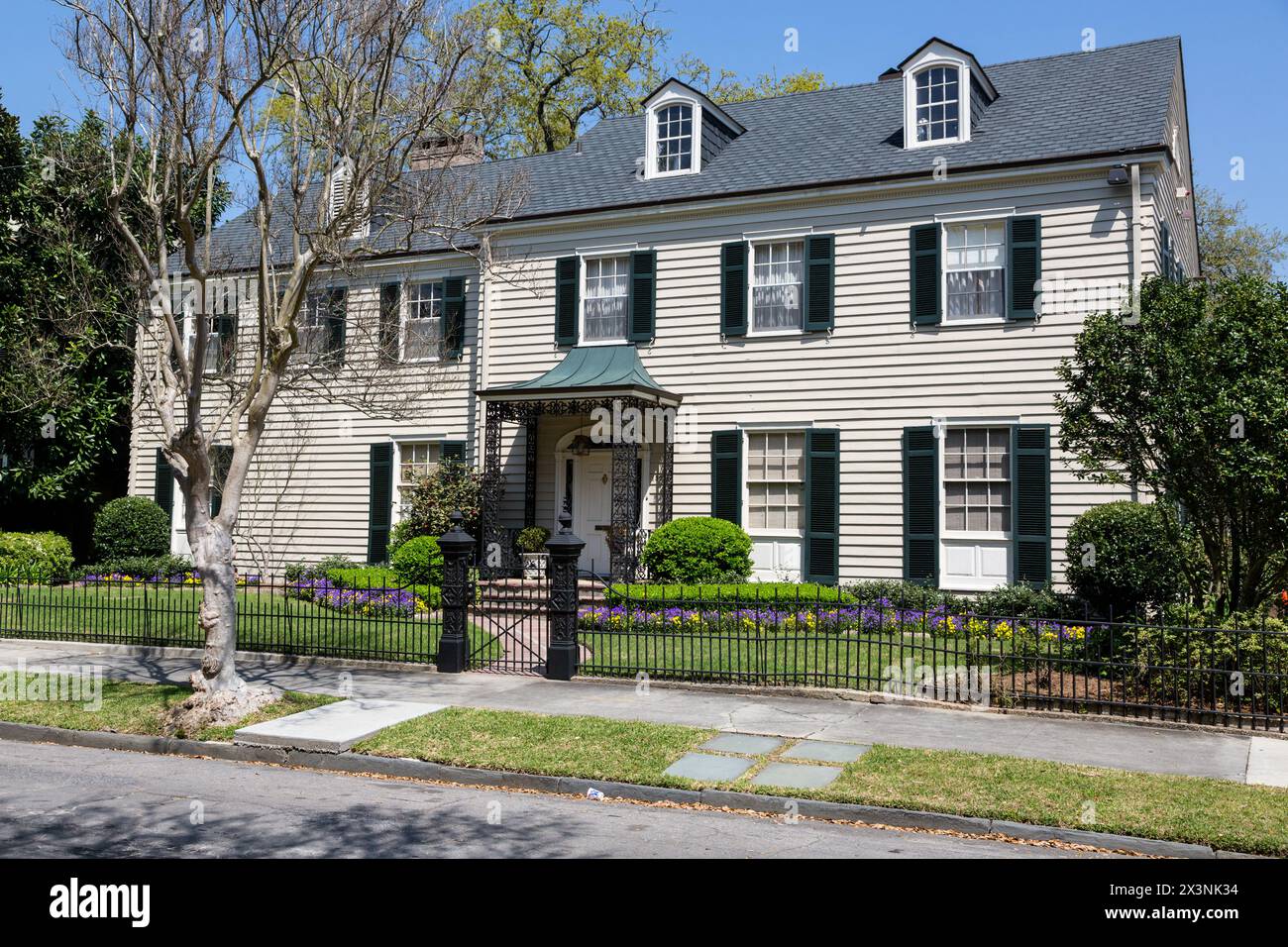 New Orleans, Louisiana. Tipica residenza a due piani nel Garden District. Foto Stock