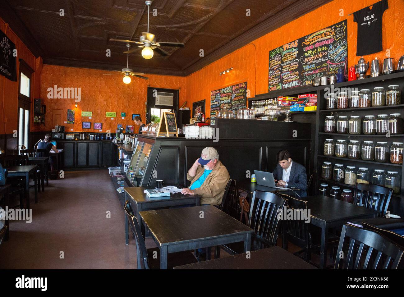 New Orleans, Louisiana. Clienti di Mojo Coffee House, Garden District. Foto Stock