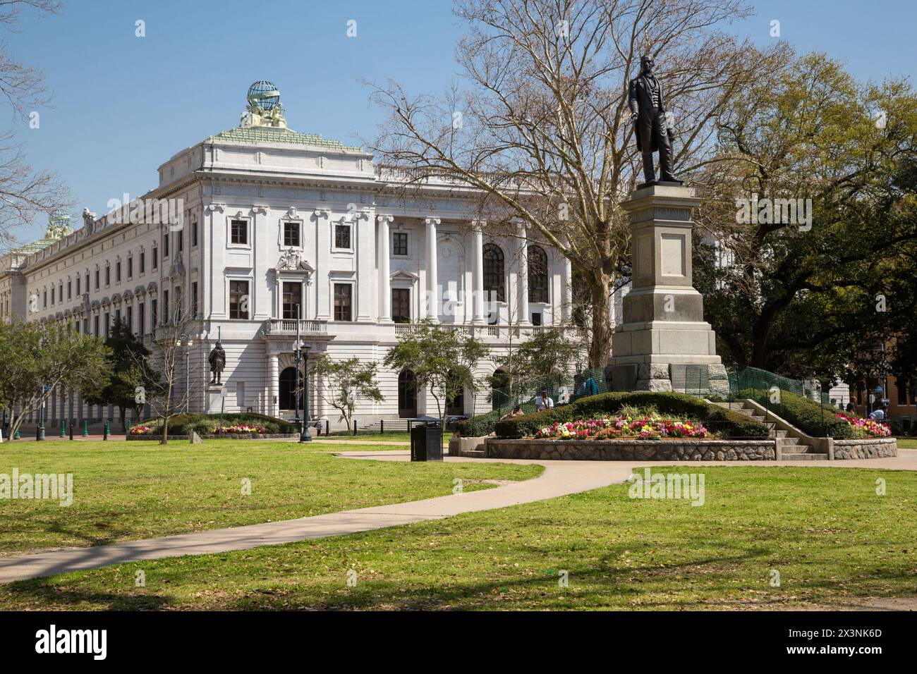New Orleans, Louisiana. Statua di Henry Clay in Lafayette Square. Corte d'appello degli Stati Uniti in background. Foto Stock