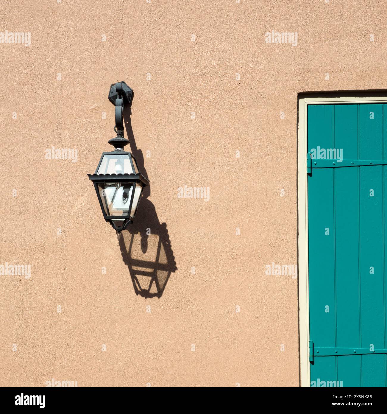 New Orleans, Louisiana. Quartiere francese, lampada e tapparelle di un cottage creolo. Foto Stock